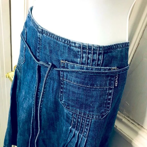 DNKY skirt.Dress it up w’a cute blouse or go casual w’a tank top & thongs. - Picture 2 of 3